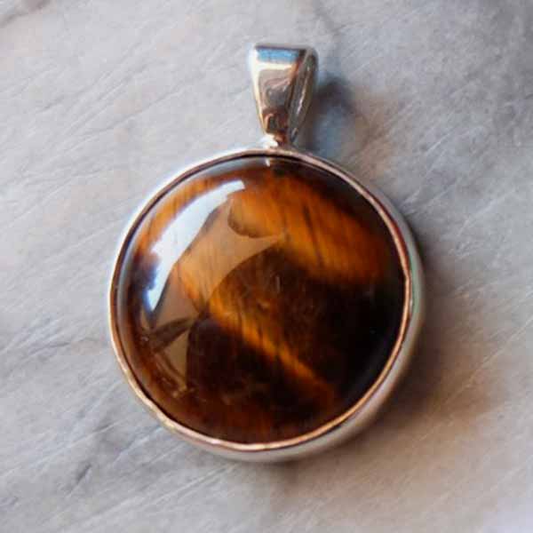 round cabochon pendant in silver setting